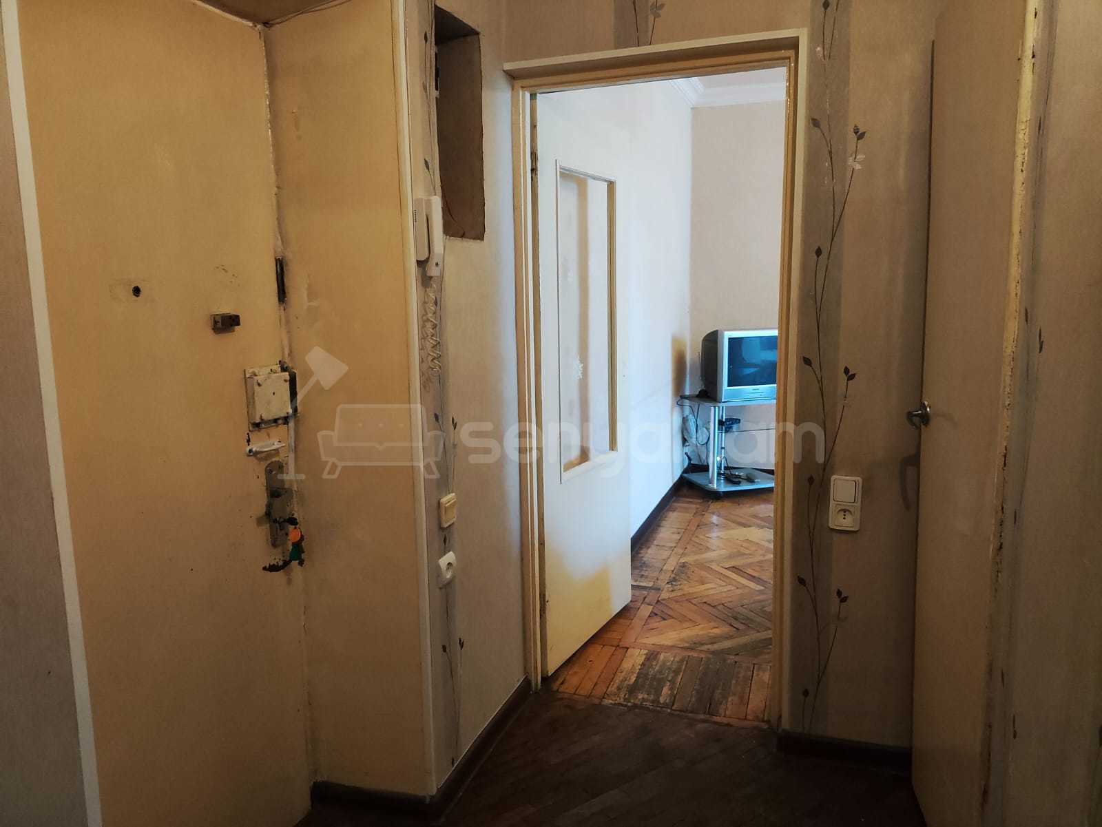 1 Սենյականոց Բնակարան Քարե Շենքում, 48քմ, 3/5 հարկ, Նորմալ Վիճակում, Կահավորված, Արևկող
