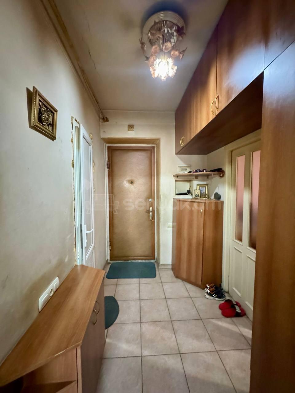 3 Սենյականոց Բնակարան Քարե Շենքում, 77քմ, 4/5 հարկ, Պետական Վիճակում