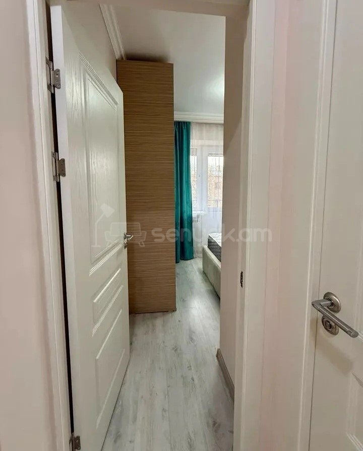2 Սենյականոց Բնակարան Քարե Շենքում, 32քմ, 5/5 հարկ, Կապիտալ Վերանորոգված