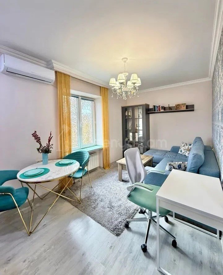 2 Սենյականոց Բնակարան Քարե Շենքում, 32քմ, 5/5 հարկ, Կապիտալ Վերանորոգված