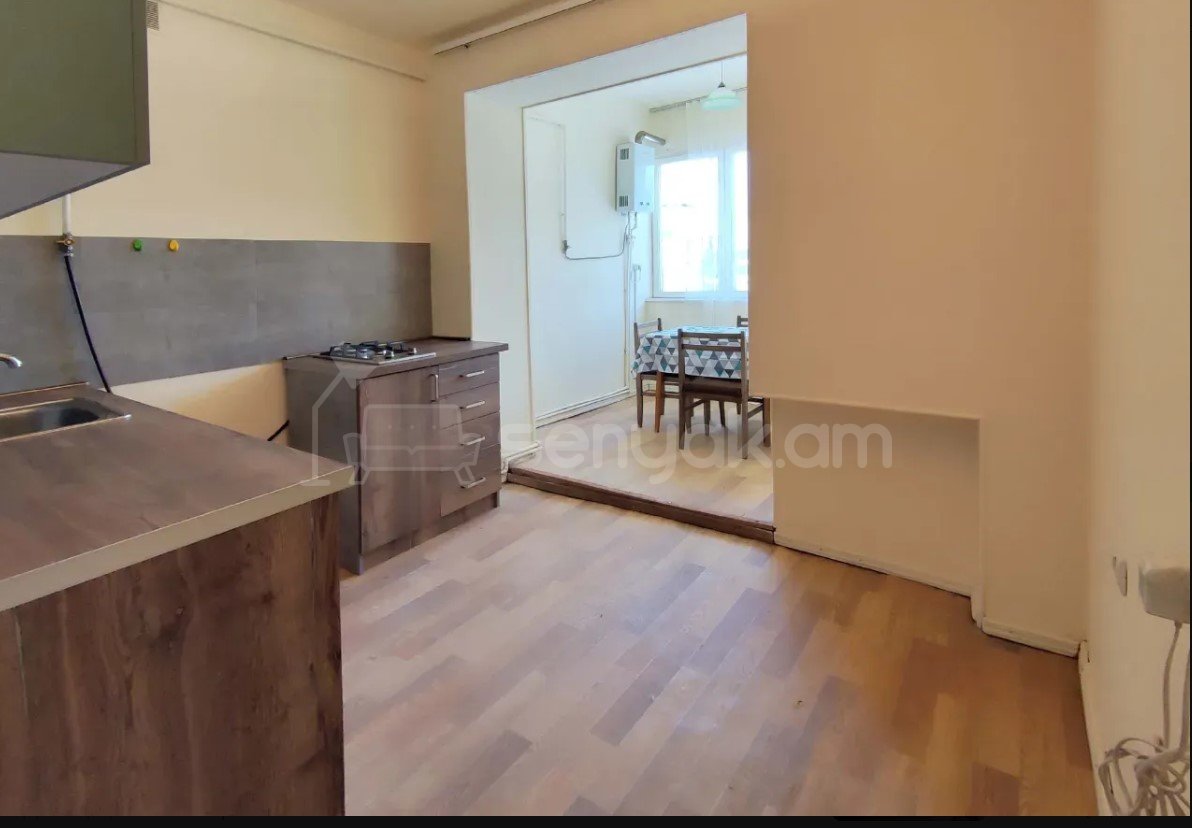 2 Սենյականոց Բնակարան Քարե Շենքում, 45քմ, 4/5 հարկ, Նորմալ Վիճակում, Կահավորված