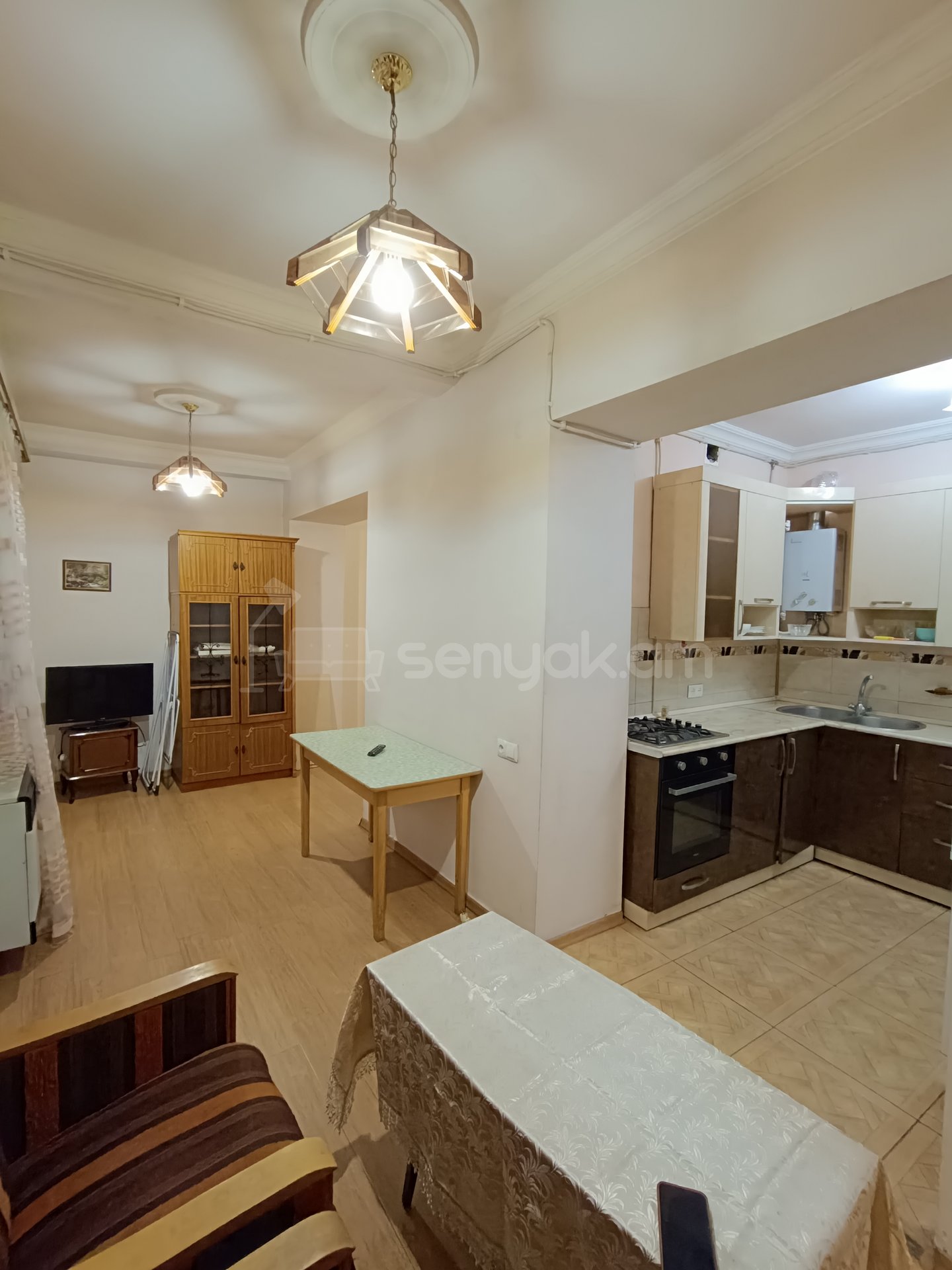 3 Սենյականոց Բնակարան Քարե Շենքում, 60քմ, 4/5 հարկ, Կապիտալ Վերանորոգված, Կահավորված