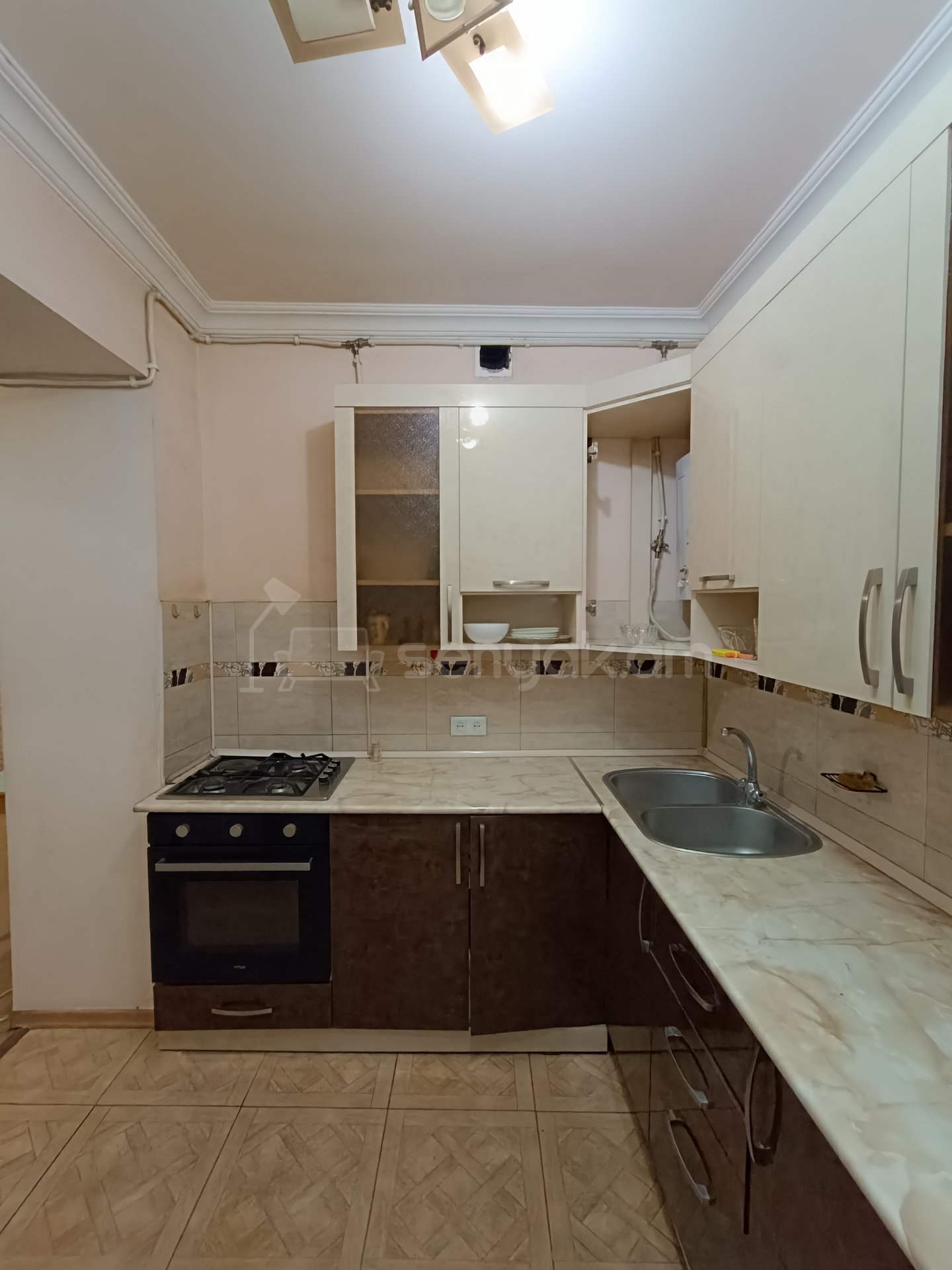 3 Սենյականոց Բնակարան Քարե Շենքում, 60քմ, 4/5 հարկ, Կապիտալ Վերանորոգված, Կահավորված