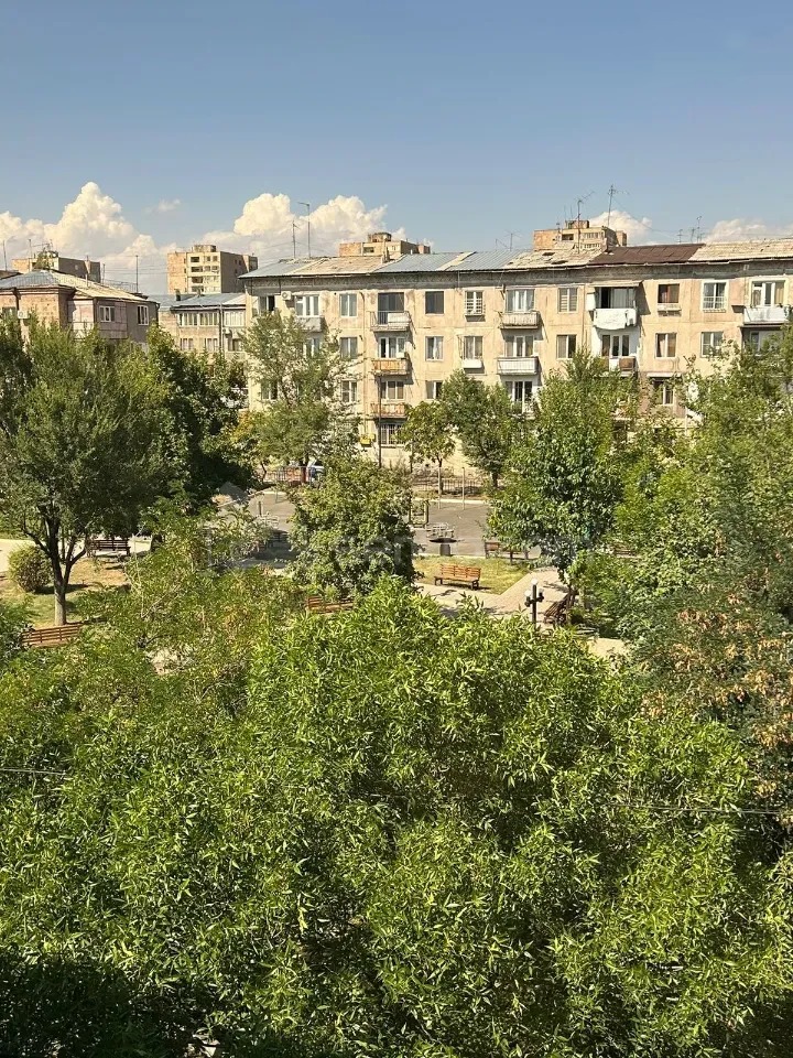 1 Սենյականոց Բնակարան Քարե Շենքում, 32քմ, 4/4 հարկ, Նորմալ Վիճակում, Կահավորված