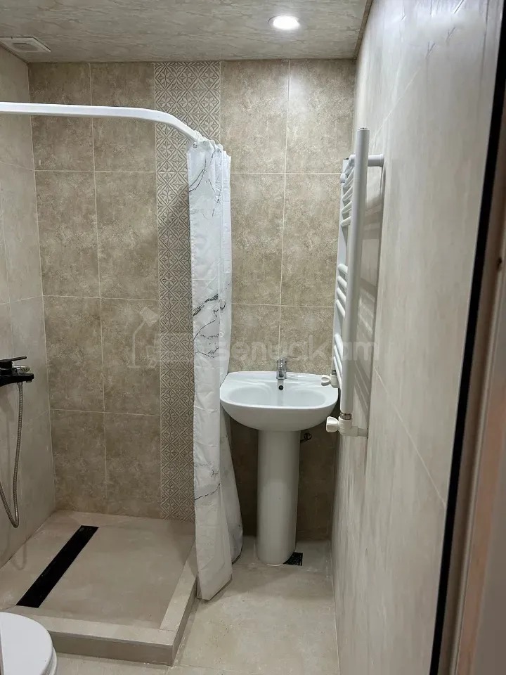 1 Սենյականոց Բնակարան Քարե Շենքում, 32քմ, 4/4 հարկ, Նորմալ Վիճակում, Կահավորված