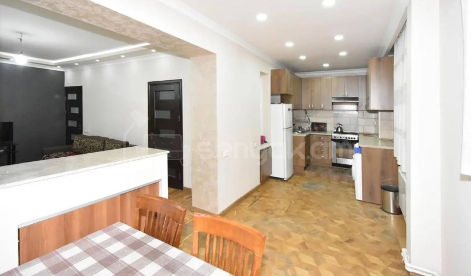 3 Սենյականոց Բնակարան Քարե Շենքում, 72քմ, 1/5 հարկ, Կոսմետիկ Վերանորոգված, Կահավորված