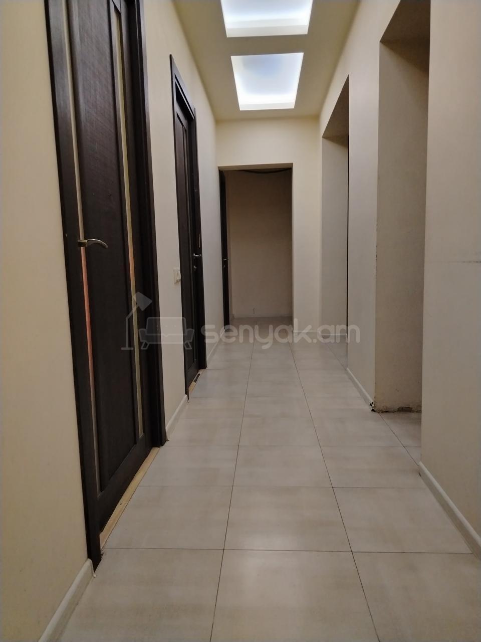 3 Սենյականոց Բնակարան, 97քմ, 3/9 հարկ, Նորմալ Վիճակում