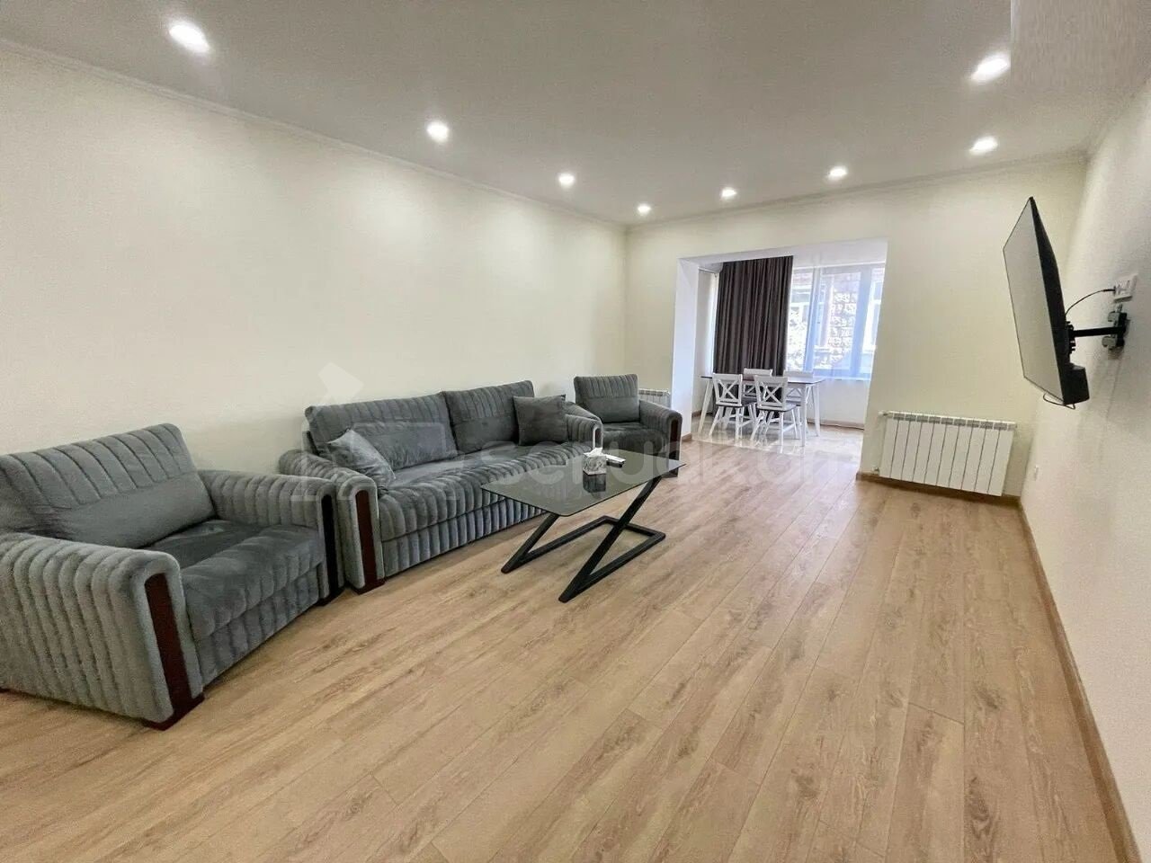 3 Սենյականոց Բնակարան Քարե Շենքում, 85քմ, 4/5 հարկ, Դիզայներական Վերանորոգված