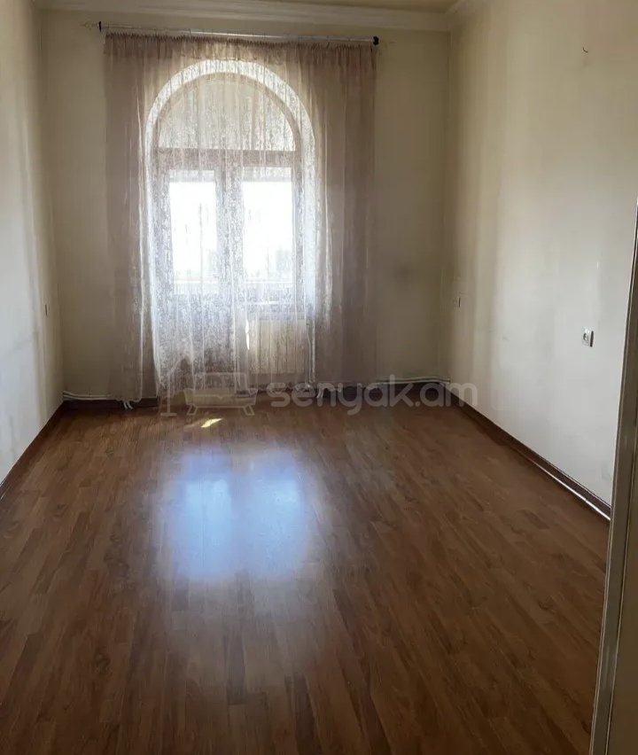 3 Սենյականոց Բնակարան Քարե Շենքում, 77քմ, 4/4 հարկ, Նորմալ Վիճակում