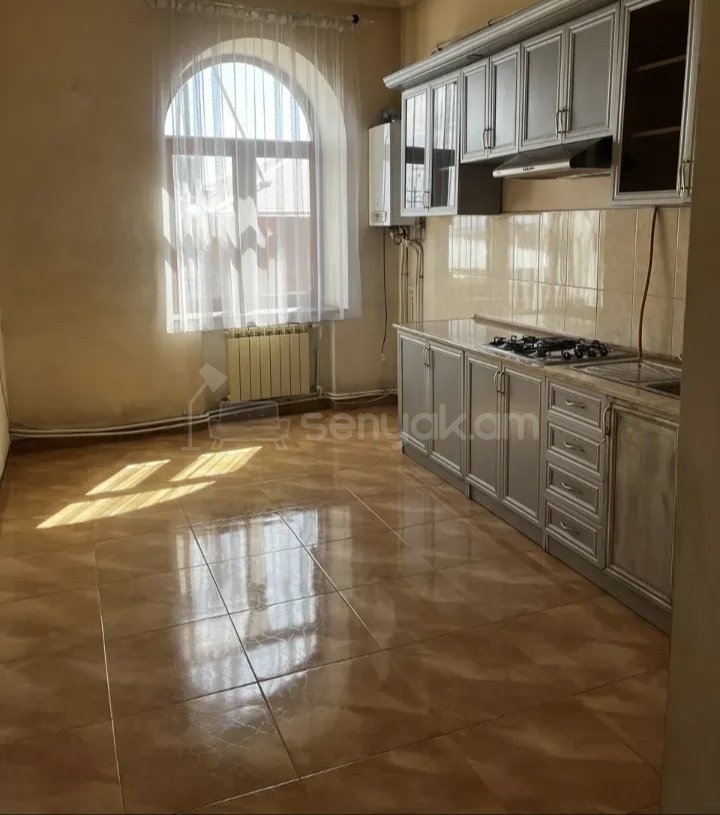 3 Սենյականոց Բնակարան Քարե Շենքում, 77քմ, 4/4 հարկ, Նորմալ Վիճակում