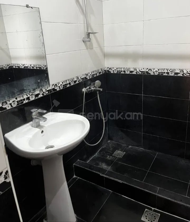3 Սենյականոց Բնակարան Քարե Շենքում, 77քմ, 4/4 հարկ, Նորմալ Վիճակում