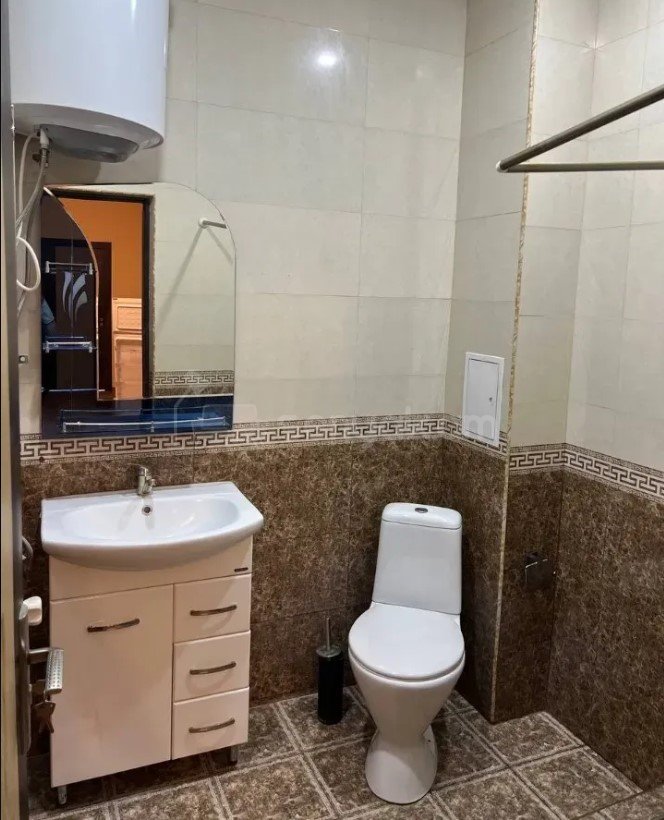 3 Սենյականոց Բնակարան Քարե Շենքում, 60քմ, 2/5 հարկ, Կապիտալ Վերանորոգված, Կահավորված