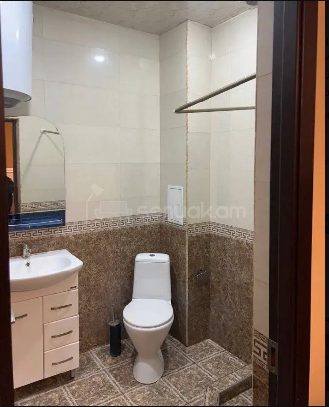 3 Սենյականոց Բնակարան Քարե Շենքում, 60քմ, 2/5 հարկ, Կապիտալ Վերանորոգված, Կահավորված