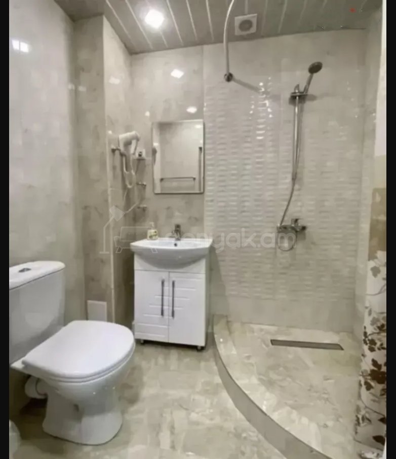 3 Սենյականոց Բնակարան Քարե Շենքում, 60քմ, 2/5 հարկ, Կապիտալ Վերանորոգված, Կահավորված