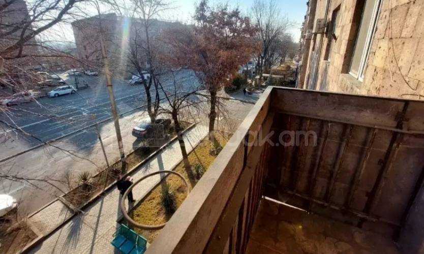 3 Սենյականոց Բնակարան Քարե Շենքում, 76քմ, 3/5 հարկ, Կապիտալ Վերանորոգված