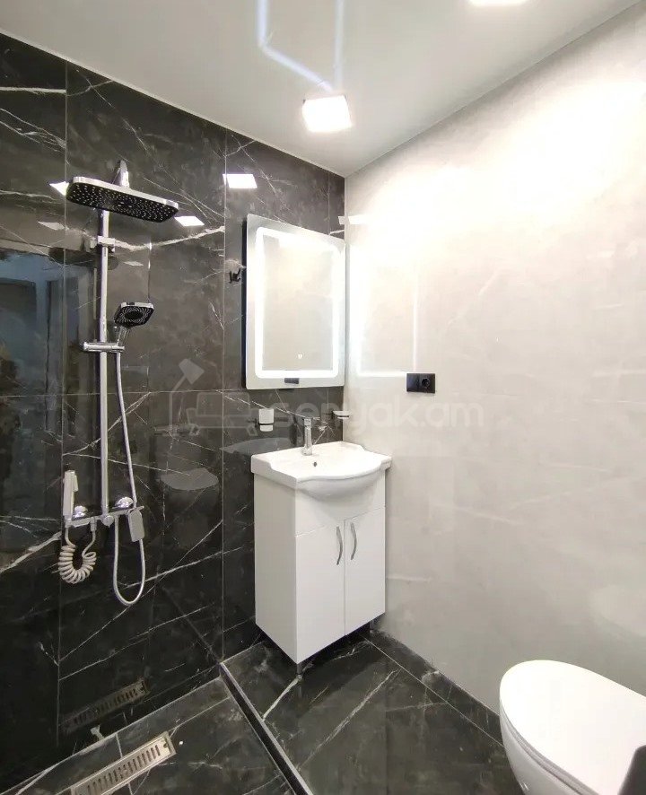 2 Սենյականոց Բնակարան Քարե Շենքում, 43քմ, 1/5 հարկ, Կապիտալ Վերանորոգված