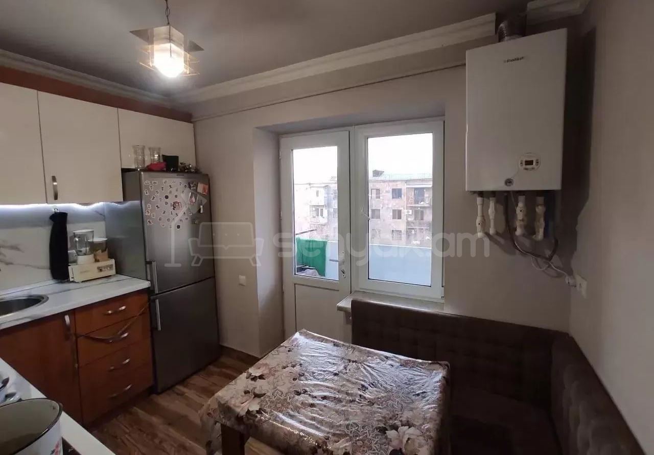4 Սենյականոց Բնակարան Քարե Շենքում, 76քմ, 5/5 հարկ, Կապիտալ Վերանորոգված