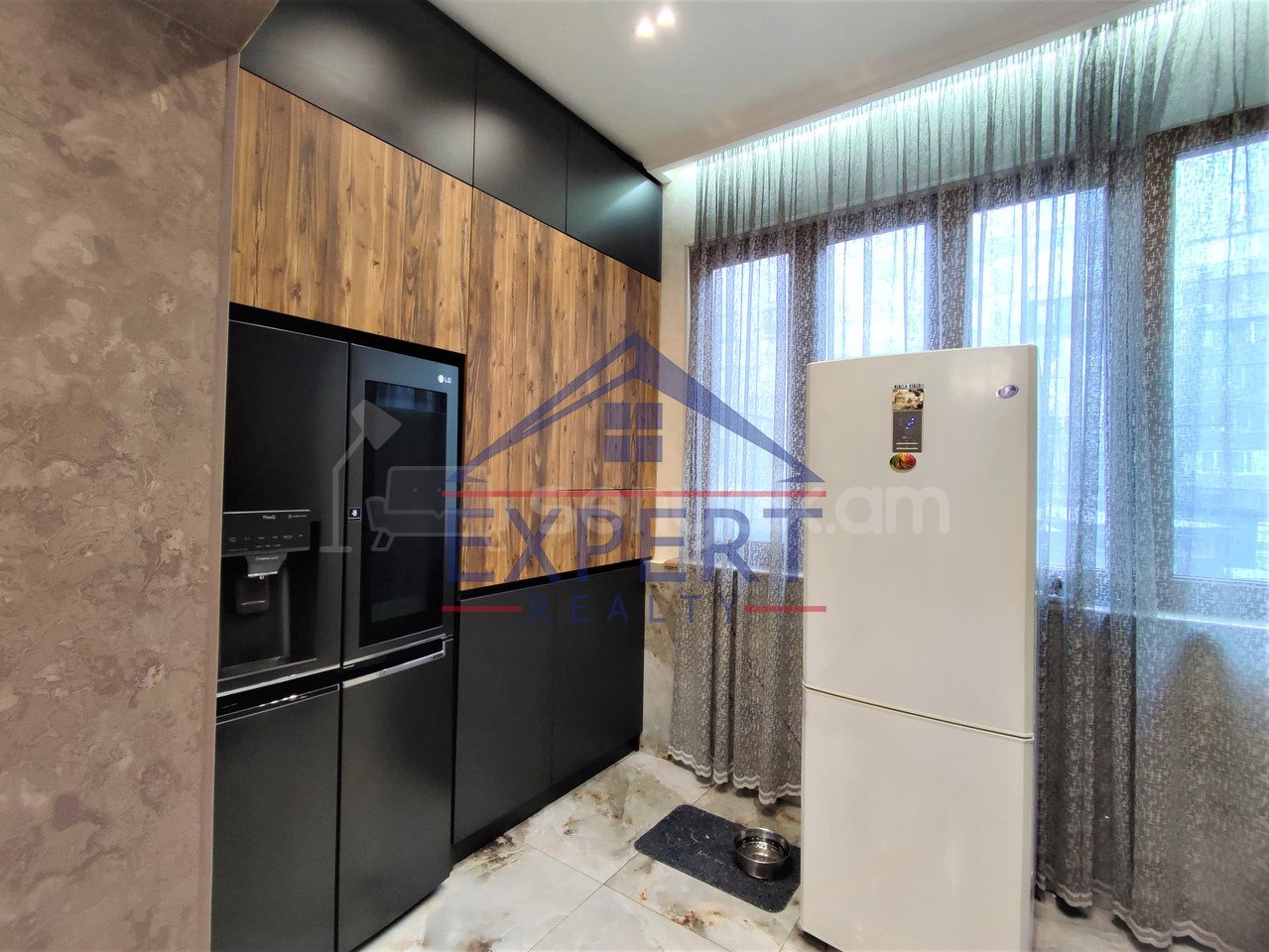 4 Սենյականոց Բնակարան Քարե Շենքում, 82քմ, 2/5 հարկ, Դիզայներական Վերանորոգված