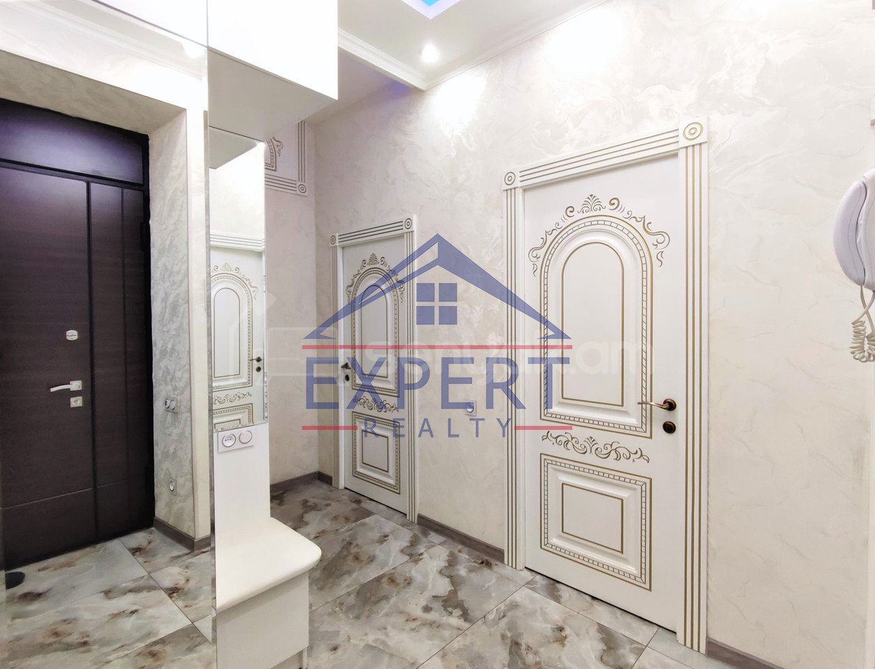 4 Սենյականոց Բնակարան Քարե Շենքում, 82քմ, 2/5 հարկ, Դիզայներական Վերանորոգված