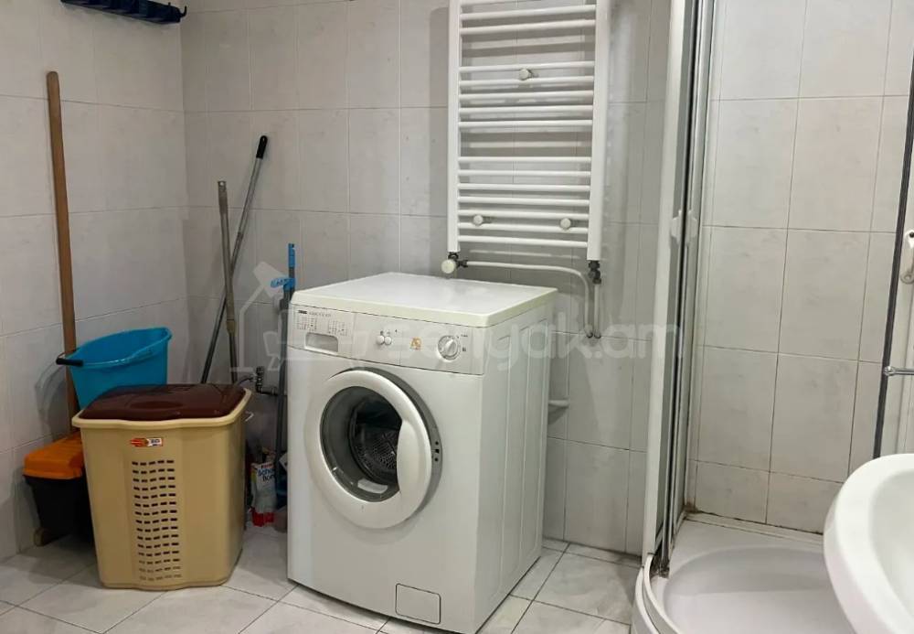 3 Սենյականոց Բնակարան Քարե Շենքում, 62քմ, 3/4 հարկ, Նորմալ Վիճակում, Կահավորված, Արևկող