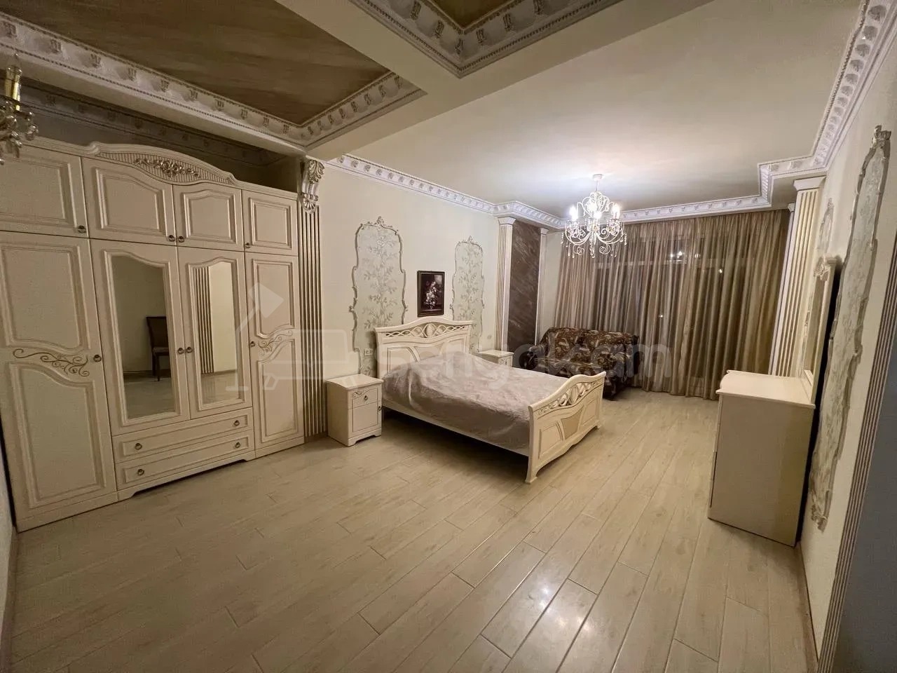 4 Սենյականոց Բնակարան Քարե Շենքում, 140քմ, 4/4 հարկ, Կապիտալ Վերանորոգված, Կահավորված