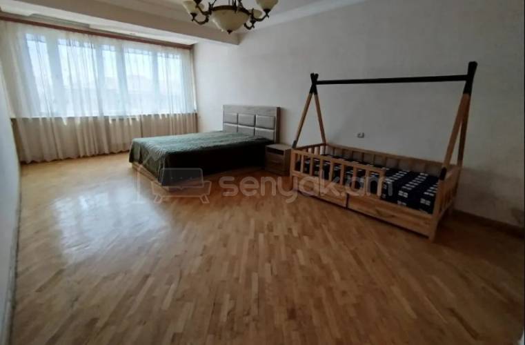 4 Սենյականոց Բնակարան Քարե Շենքում, 107քմ, 4/5 հարկ, Կապիտալ Վերանորոգված