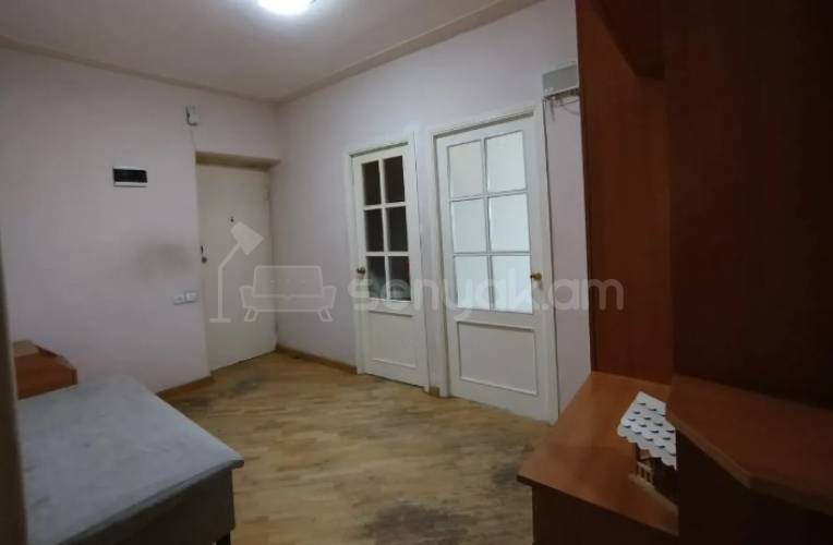 4 Սենյականոց Բնակարան Քարե Շենքում, 107քմ, 4/5 հարկ, Կապիտալ Վերանորոգված