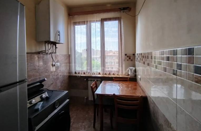 4 Սենյականոց Բնակարան Քարե Շենքում, 107քմ, 4/5 հարկ, Կապիտալ Վերանորոգված