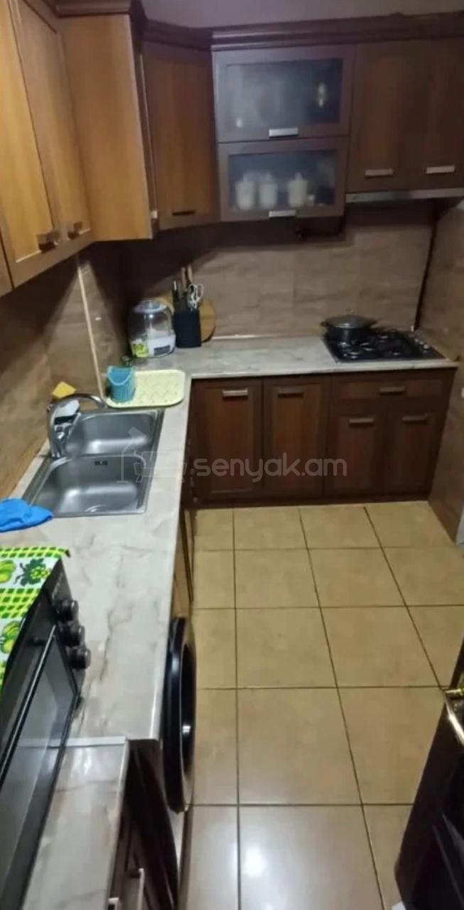 4 Սենյականոց Բնակարան Քարե Շենքում, 100քմ, 1/5 հարկ, Կապիտալ Վերանորոգված