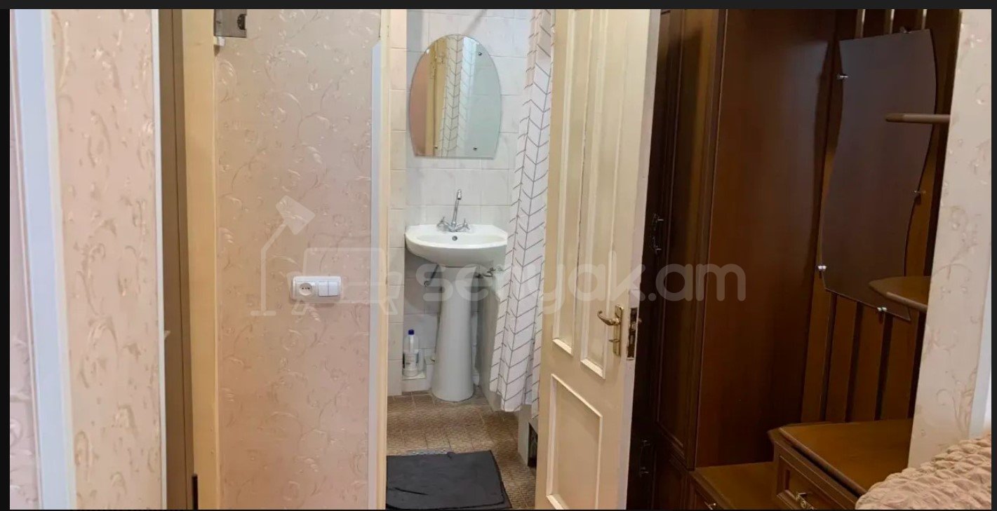 3 Սենյականոց Բնակարան Քարե Շենքում, 65քմ, 2/5 հարկ, Նորմալ Վիճակում, Կահավորված