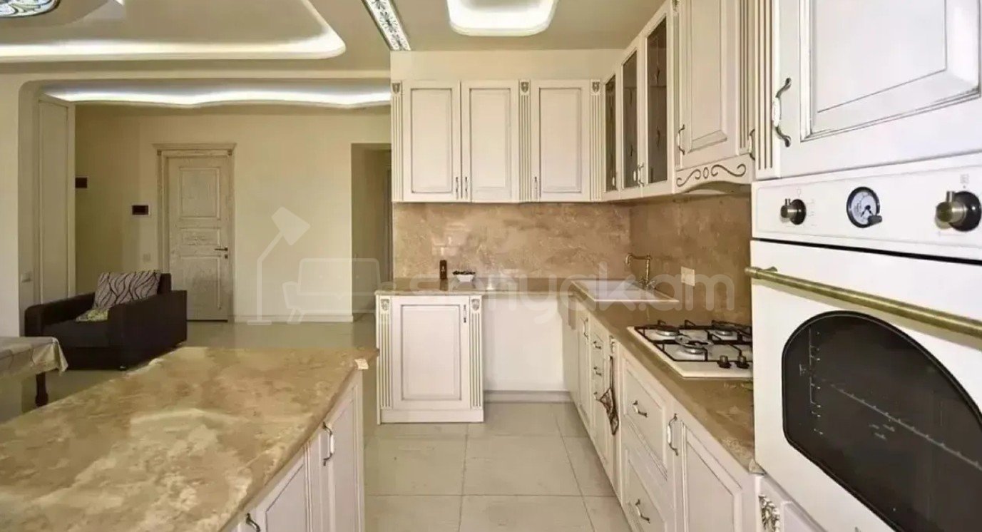 3 Սենյականոց Բնակարան Քարե Շենքում, 105քմ, 3/5 հարկ, Կապիտալ Վերանորոգված, Կահավորված, Արևկող