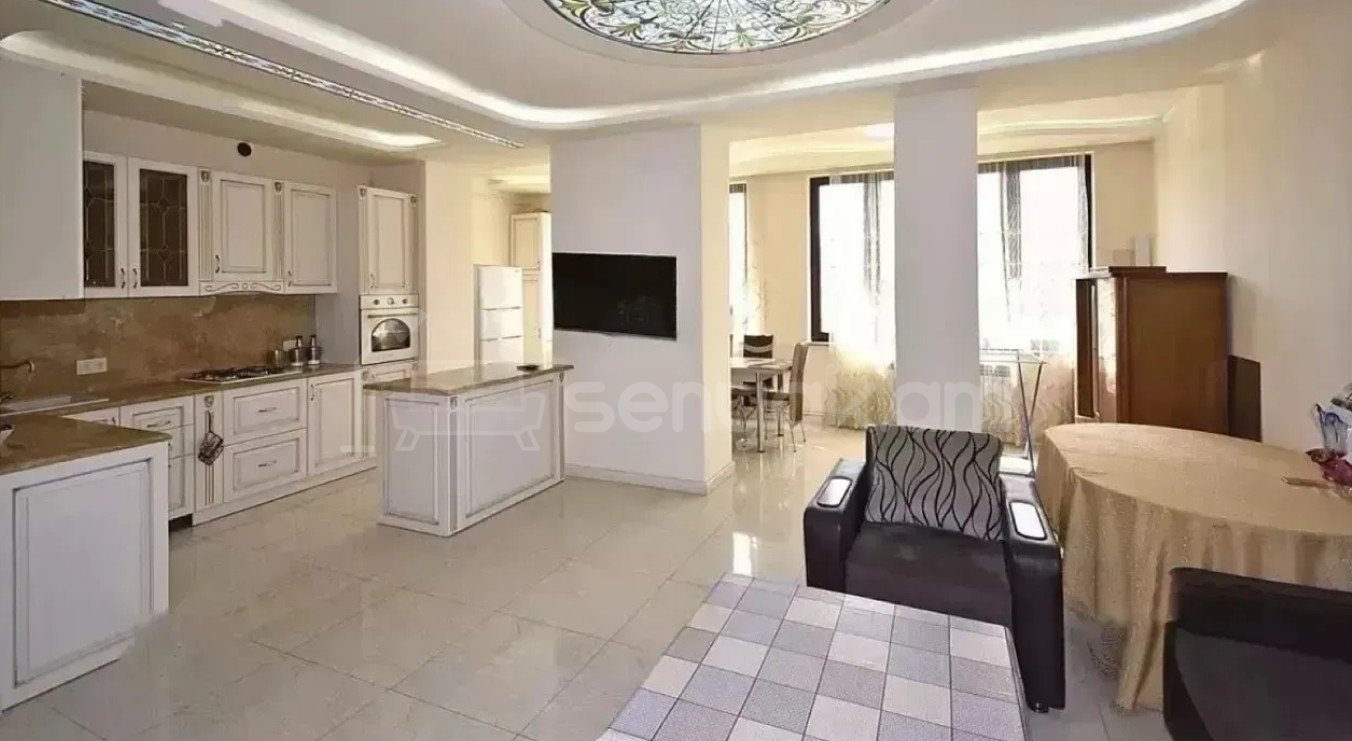 3 Սենյականոց Բնակարան Քարե Շենքում, 105քմ, 3/5 հարկ, Կապիտալ Վերանորոգված, Կահավորված, Արևկող