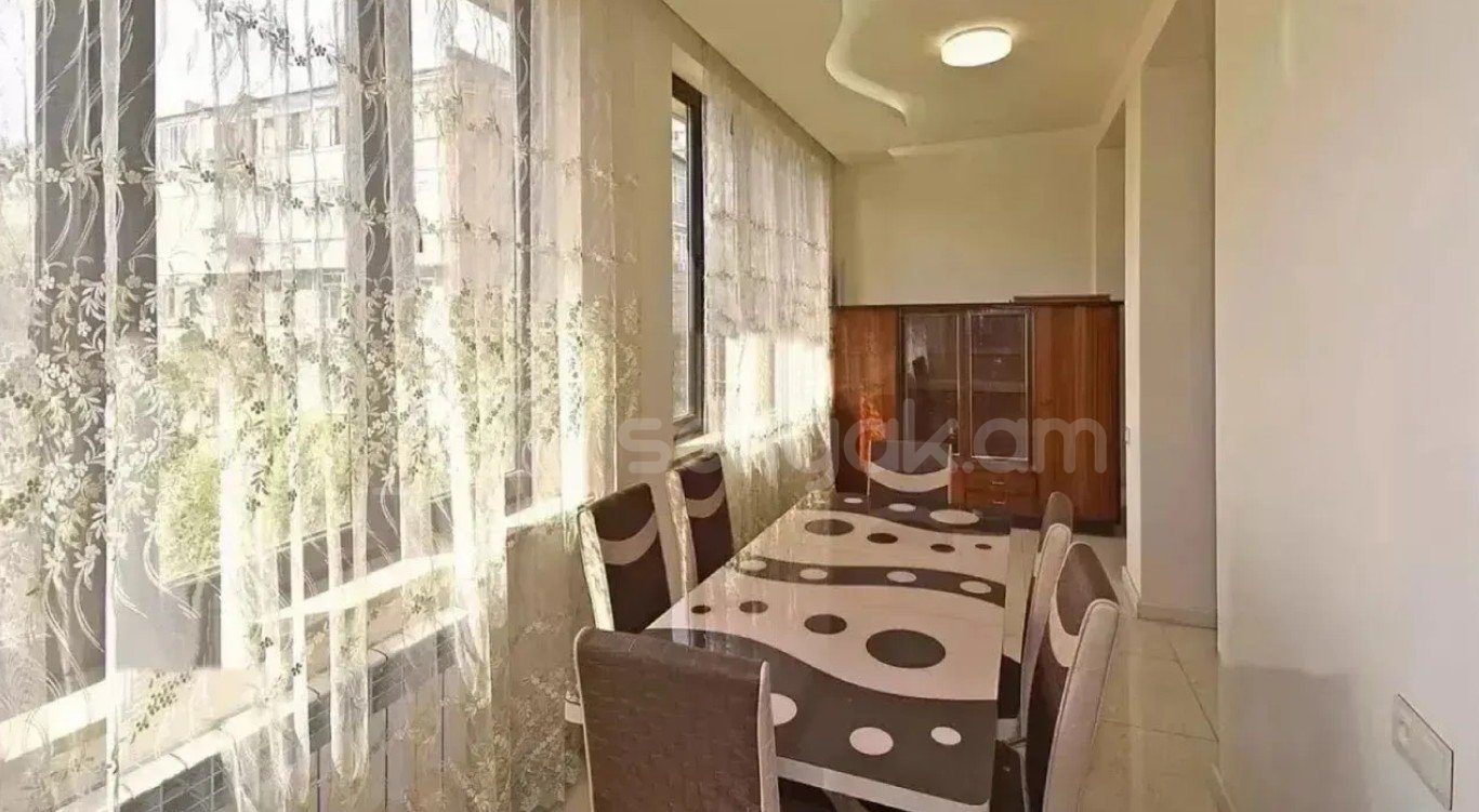3 Սենյականոց Բնակարան Քարե Շենքում, 105քմ, 3/5 հարկ, Կապիտալ Վերանորոգված, Կահավորված, Արևկող