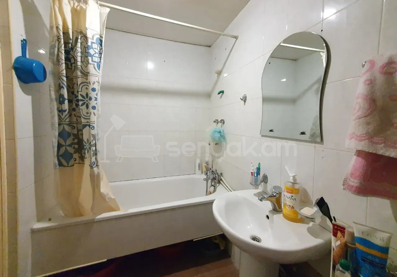 2 Սենյականոց Բնակարան Քարե Շենքում, 44քմ, 4/5 հարկ, Նորմալ Վիճակում