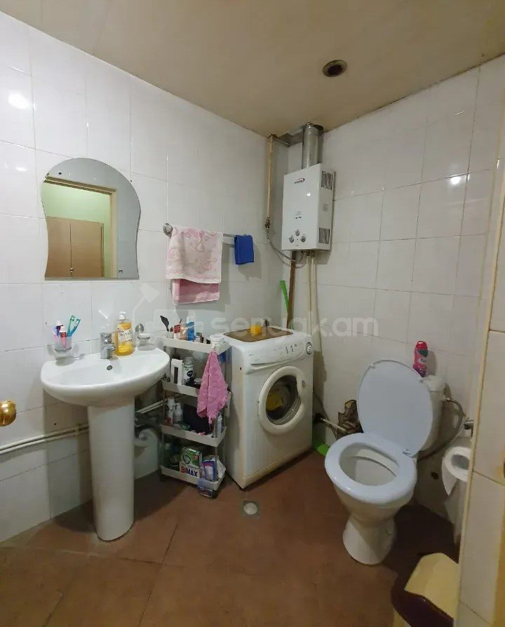 2 Սենյականոց Բնակարան Քարե Շենքում, 44քմ, 4/5 հարկ, Նորմալ Վիճակում