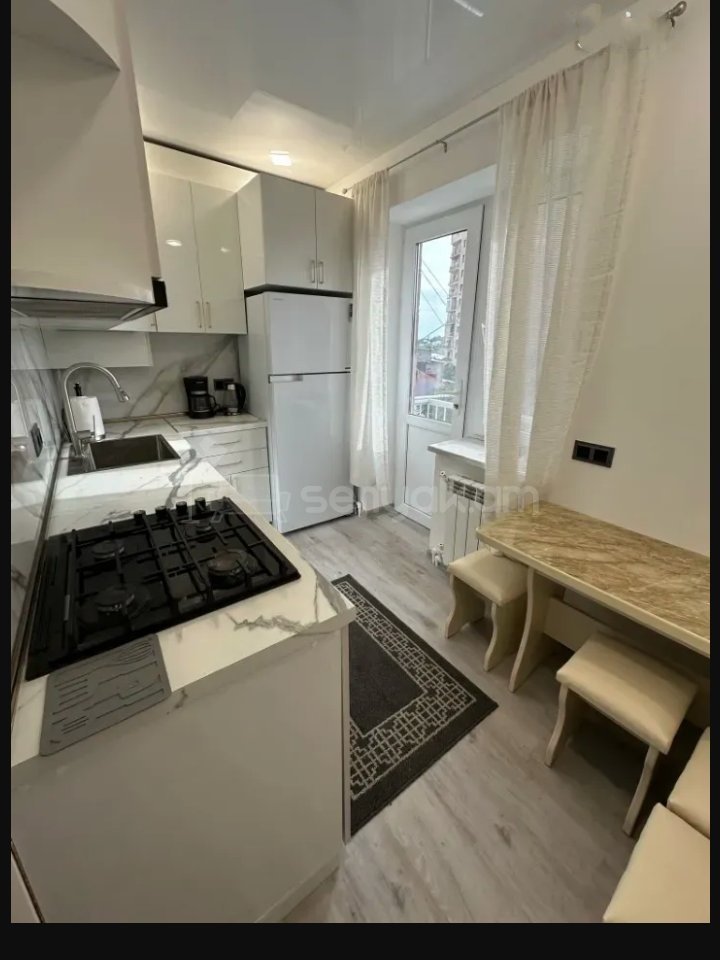 3 Սենյականոց Բնակարան Քարե Շենքում, 90քմ, 3/5 հարկ, Դիզայներական Վերանորոգված, Կահավորված