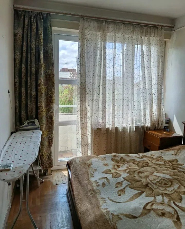 3 Սենյականոց Բնակարան Քարե Շենքում, 73քմ, 3/5 հարկ, Նորմալ Վիճակում