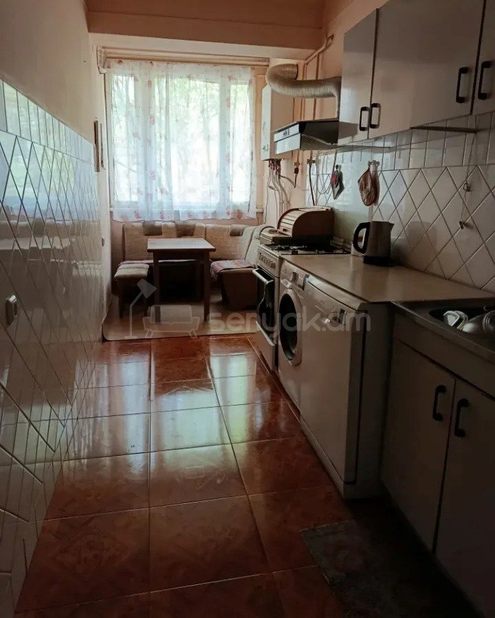 3 Սենյականոց Բնակարան Քարե Շենքում, 73քմ, 3/5 հարկ, Նորմալ Վիճակում