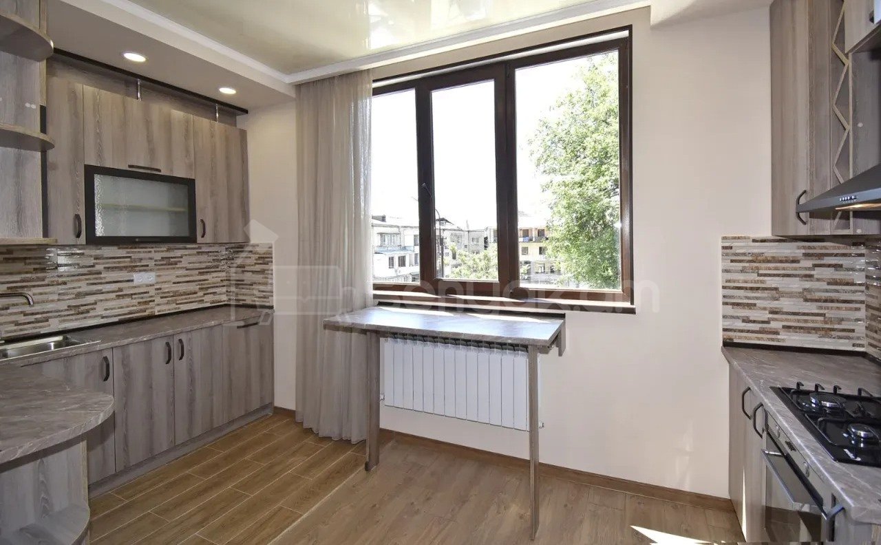 3 Սենյականոց Բնակարան Քարե Շենքում, 72քմ, 3/5 հարկ, Կապիտալ Վերանորոգված