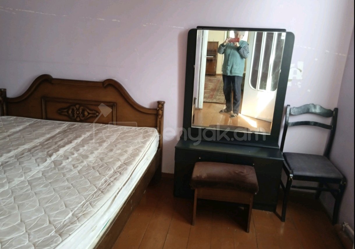 3 Սենյականոց Բնակարան Քարե Շենքում, 72քմ, 1/1 հարկ, Նորմալ Վիճակում, Կահավորված
