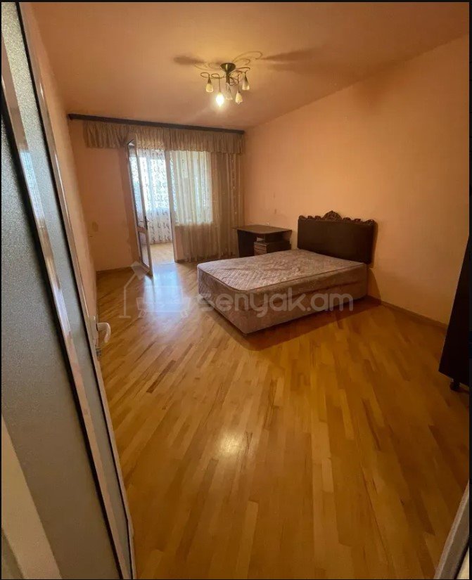 4 Սենյականոց Բնակարան Քարե Շենքում, 100քմ, 5/7 հարկ, Նորմալ Վիճակում, Կահավորված
