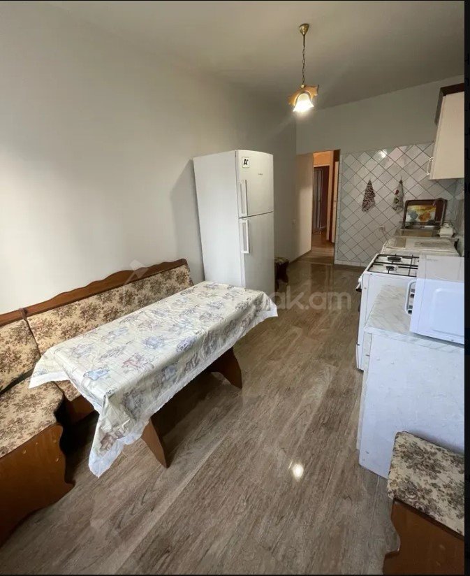 4 Սենյականոց Բնակարան Քարե Շենքում, 100քմ, 5/7 հարկ, Նորմալ Վիճակում, Կահավորված