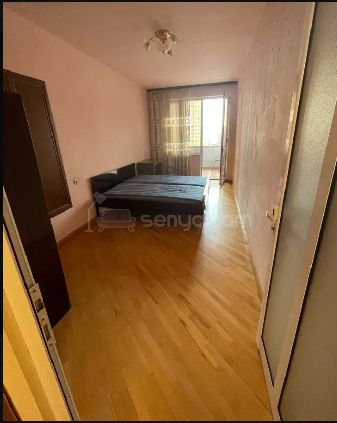 4 Սենյականոց Բնակարան Քարե Շենքում, 100քմ, 5/7 հարկ, Նորմալ Վիճակում, Կահավորված