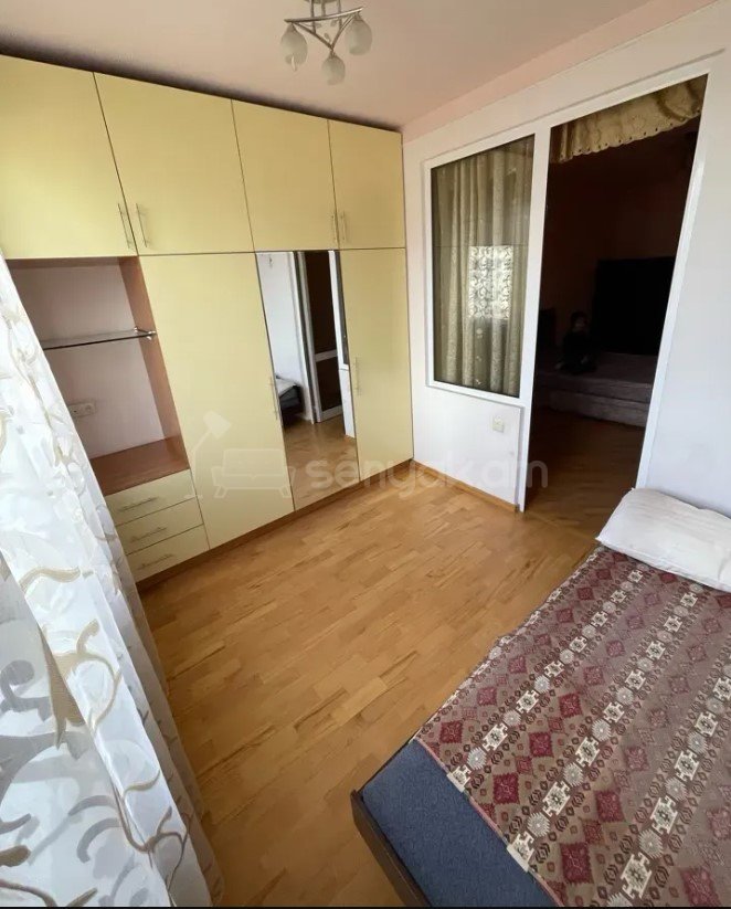 4 Սենյականոց Բնակարան Քարե Շենքում, 100քմ, 5/7 հարկ, Նորմալ Վիճակում, Կահավորված