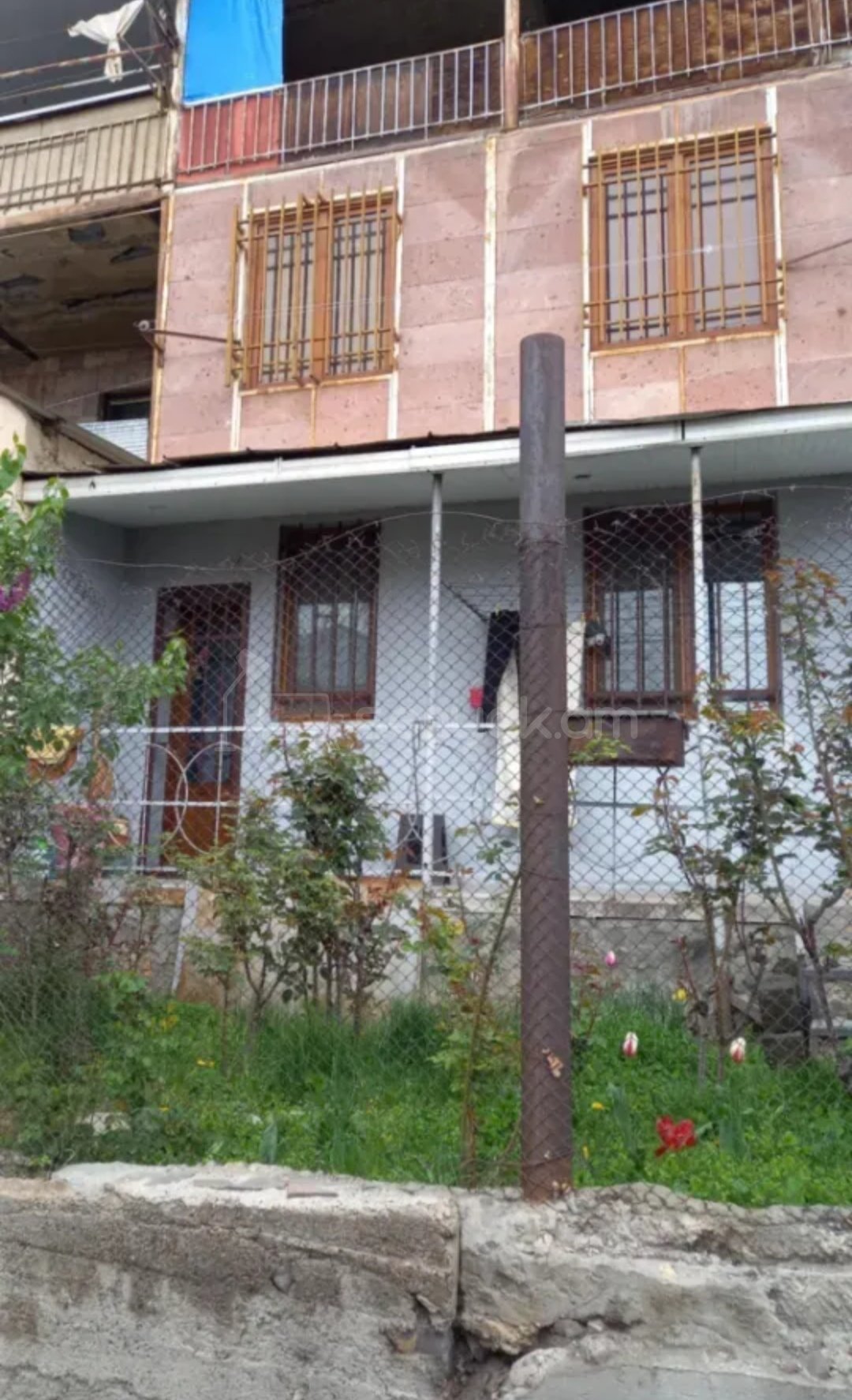 4 Սենյականոց Բնակարան Քարե Շենքում, 99քմ, 1/5 հարկ, Նորմալ Վիճակում