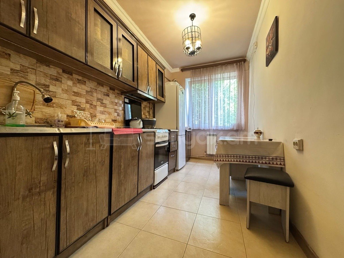 3 Սենյականոց Բնակարան Քարե Շենքում, 95քմ, 1/6 հարկ, Կապիտալ Վերանորոգված