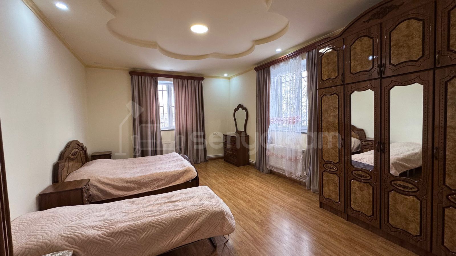 8 Սենյականոց Շքեղ Առանձնատուն, 200քմ, Լողավազանով