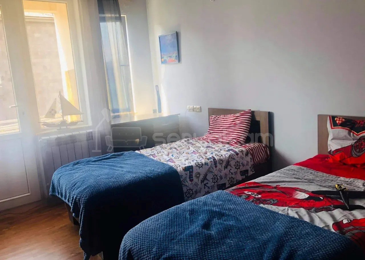 4 Սենյականոց Բնակարան Քարե Շենքում, 131քմ, 4/5 հարկ, Կապիտալ Վերանորոգված