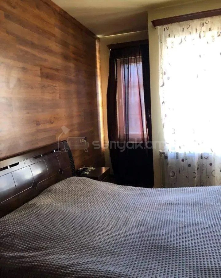 4 Սենյականոց Բնակարան Քարե Շենքում, 131քմ, 4/5 հարկ, Կապիտալ Վերանորոգված