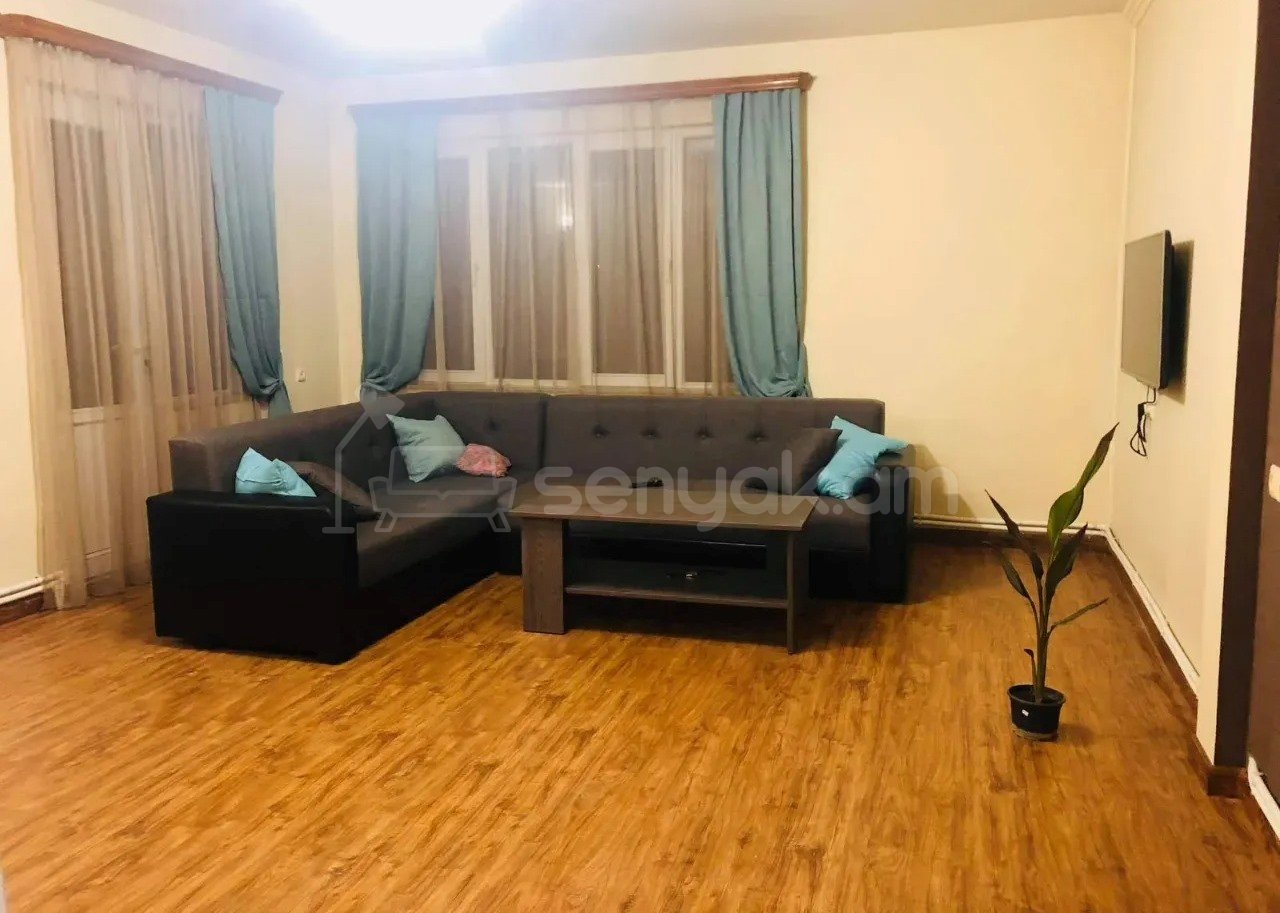 4 Սենյականոց Բնակարան Քարե Շենքում, 131քմ, 4/5 հարկ, Կապիտալ Վերանորոգված